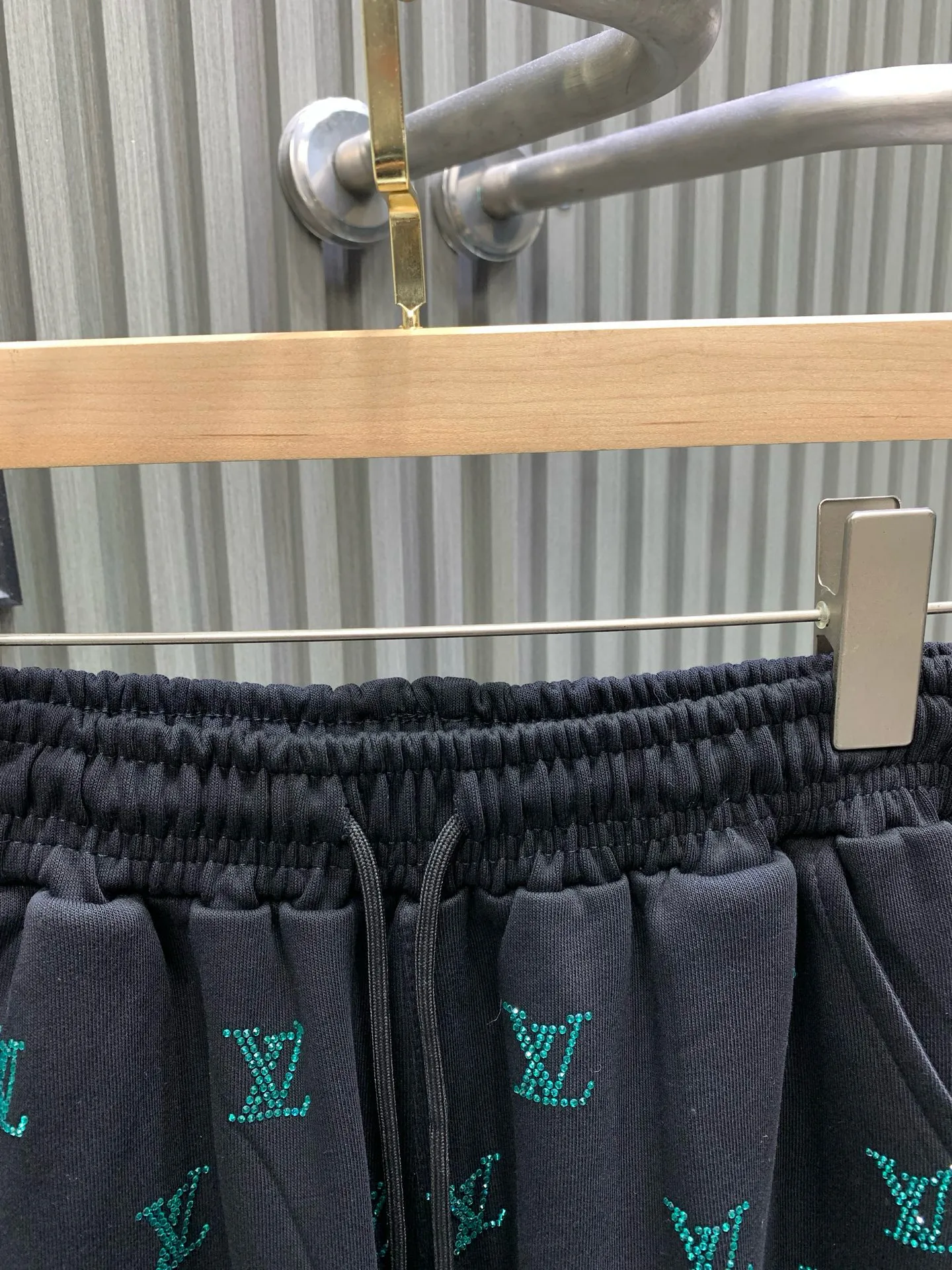 🅿️230 🀄️ Louis Vuitton, original product from the official website 🔥 2V simple and fashionable summer shorts and casual pants, with full diamond design, very comfortable to wear, low-key yet luxurious. It is very classy to wear, and the style and tailoring of the pants need not be said. The upper body is exquisite and vivid. Really first-class top quality materials. Really palace-class casual pants and elastic pants, made of Turkish cotton. Produces the most famous denim fabric of outstanding quality. After heavy washing, the pants are very soft! The straight-leg version is not picky, the upper body is absolutely stylish, and the waistband design is extremely luxurious.